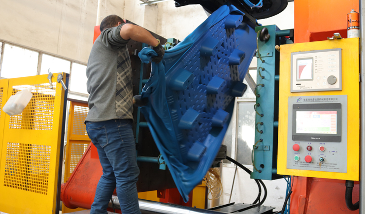 曝光！吹塑托盤生產(chǎn)廠家生產(chǎn)過程竟是如此！