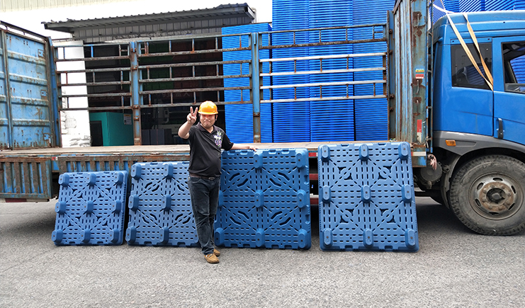 這里有一款熱冒煙的，九腳吹塑托盤(pán)特點(diǎn)介紹